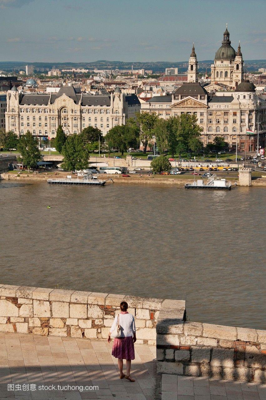 佩斯的圣斯蒂芬大教堂,一名妇女望着多瑙河。