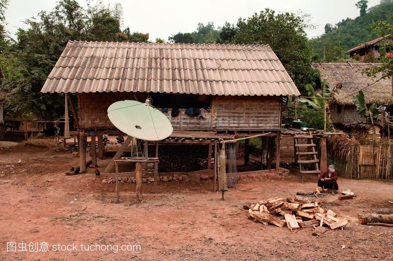 在老挝的罗昂南塔村,有卫星天线