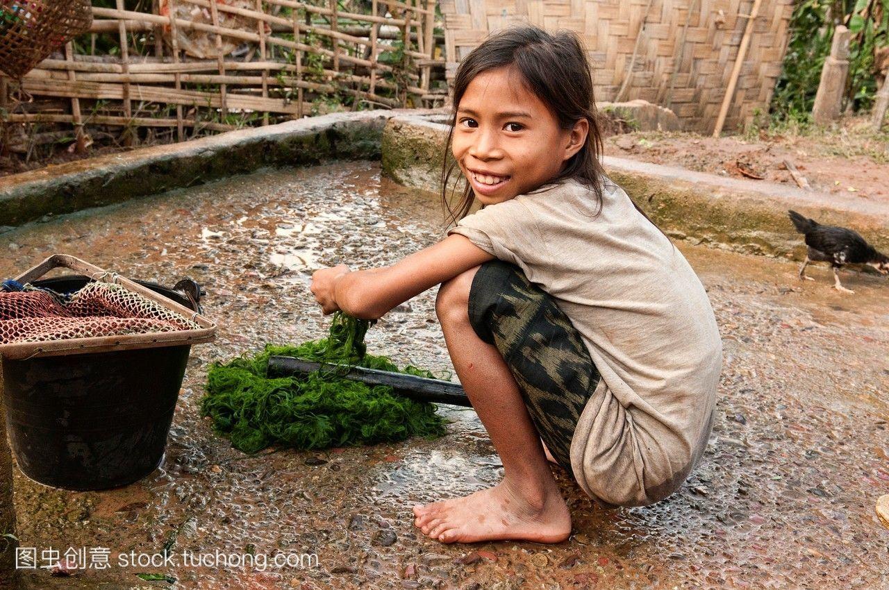 老挝的罗昂南塔族,清洗河的民族khmu女孩