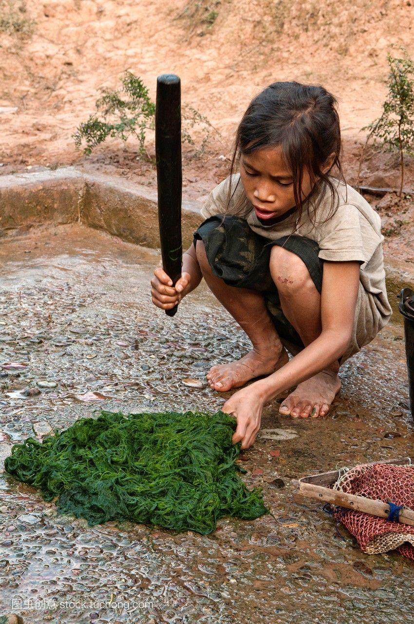老挝的罗昂南塔族,清洗河的民族khmu女孩