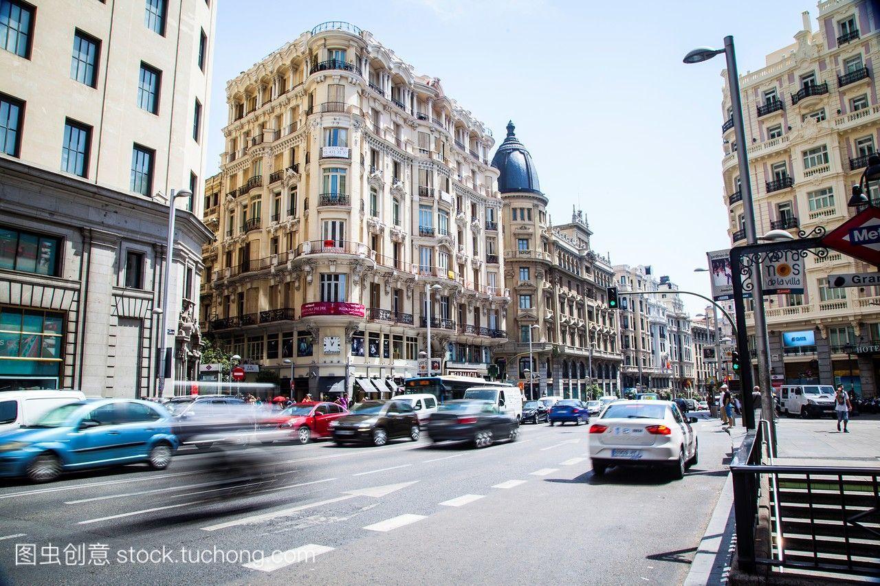 格兰通过主要购物街在马德里。