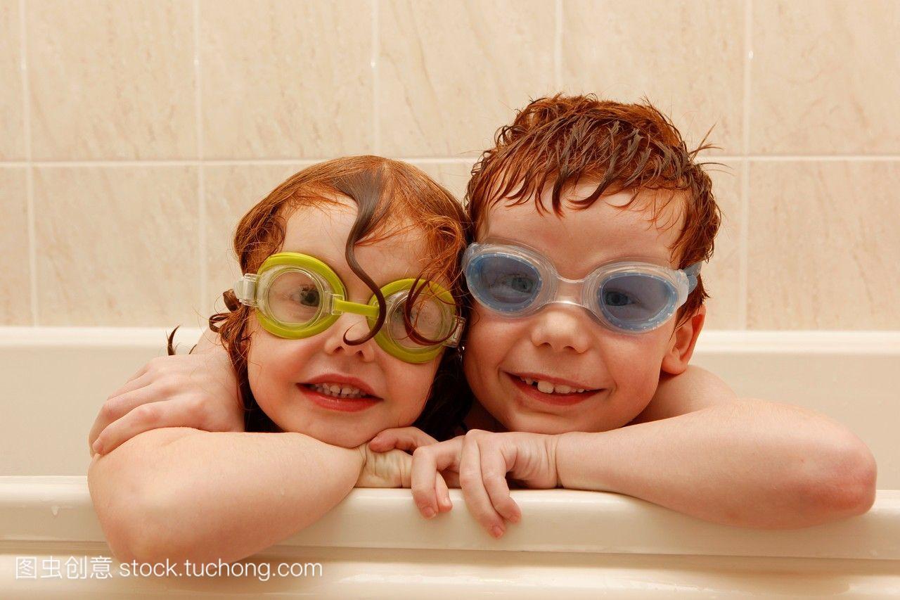 蹒跚学步的孩子，小男孩和小女孩享受洗澡时间插画图片素材_ID:380677175-Veer图库