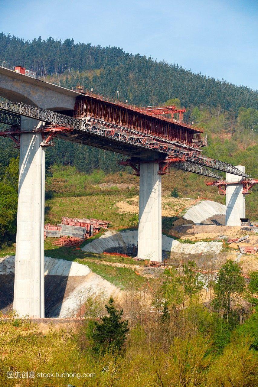 桥梁施工。法国高速列车。巴斯克ybergara附近