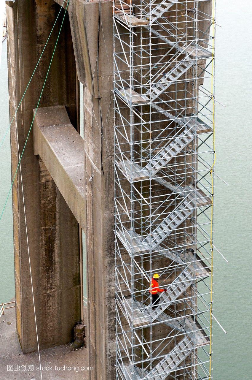 加拿大,bcsurrey工人攀登临时建筑楼梯,连接在