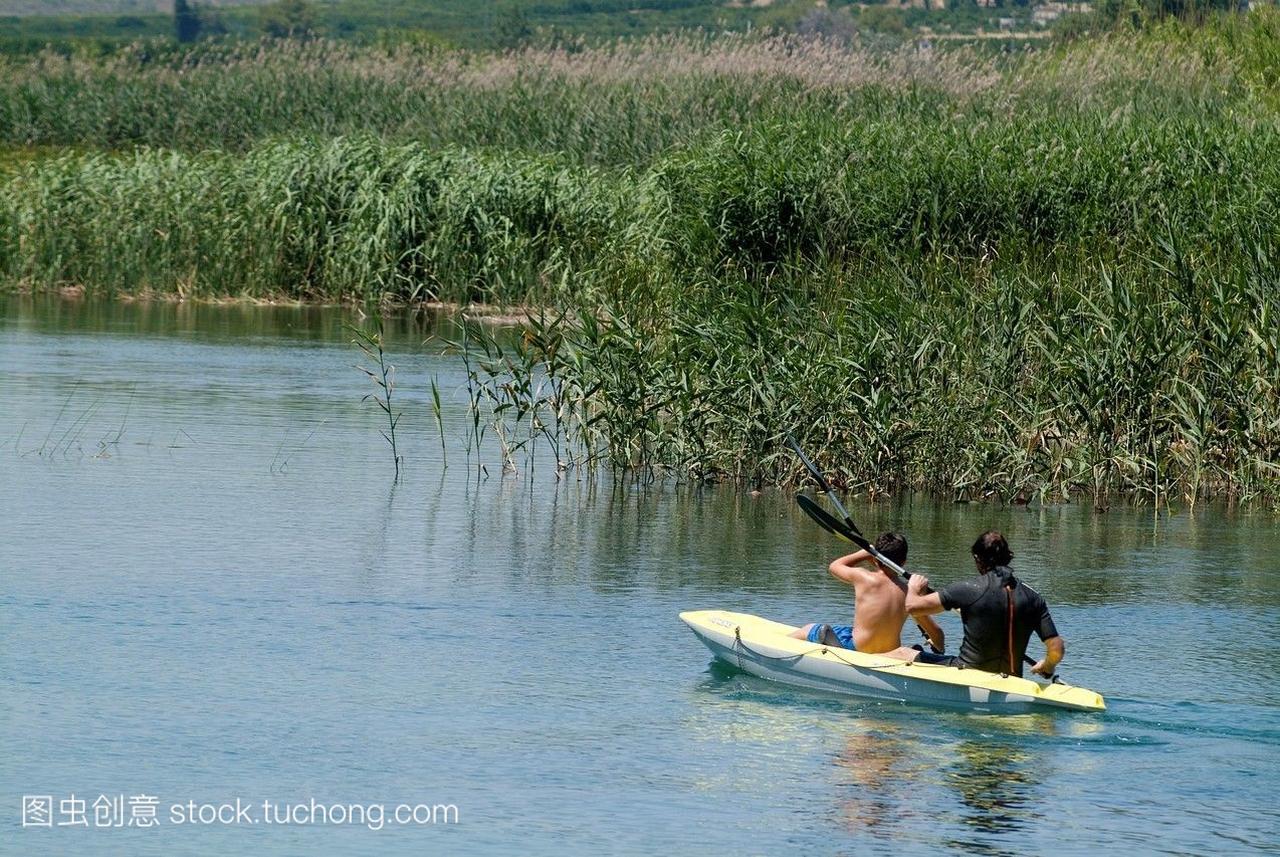 配偶在河里做kayak胡加河carcaixent瓦伦西亚西