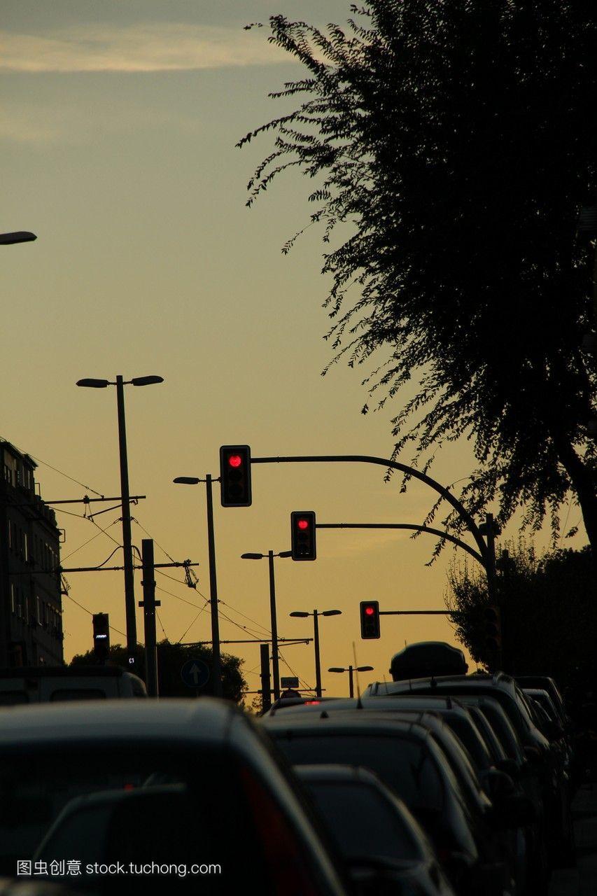 红色交通信号灯巴塞罗那西班牙加泰罗尼亚。