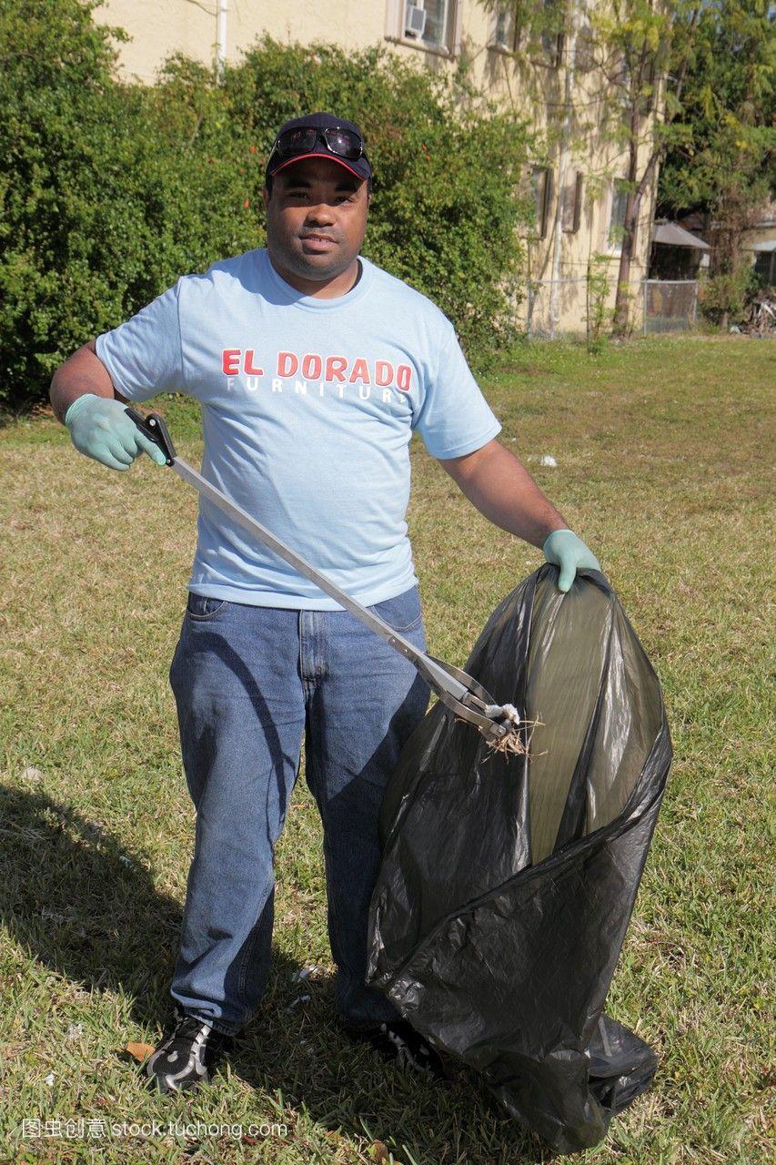 迈阿密小哈瓦那社区清理志愿者居民收集垃圾垃