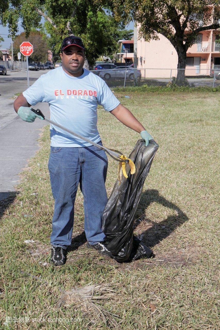 迈阿密小哈瓦那社区清理志愿者居民收集垃圾垃