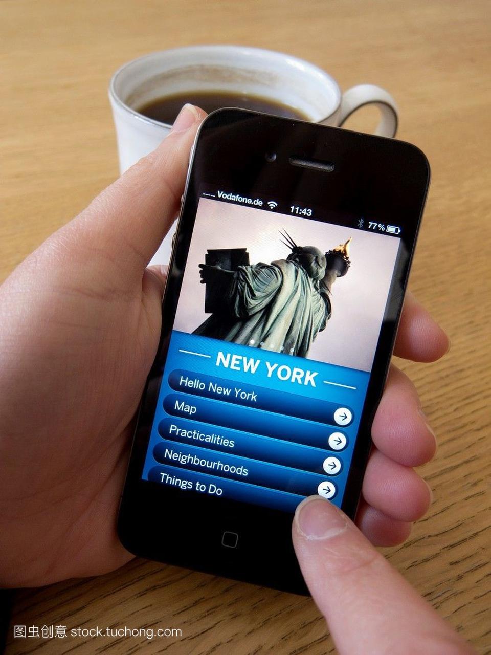 阅读旅游指南到纽约的苹果iphone4g智能手机