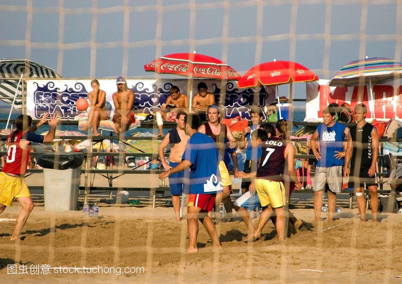 西班牙瓦伦西亚沙滩上的足球比赛