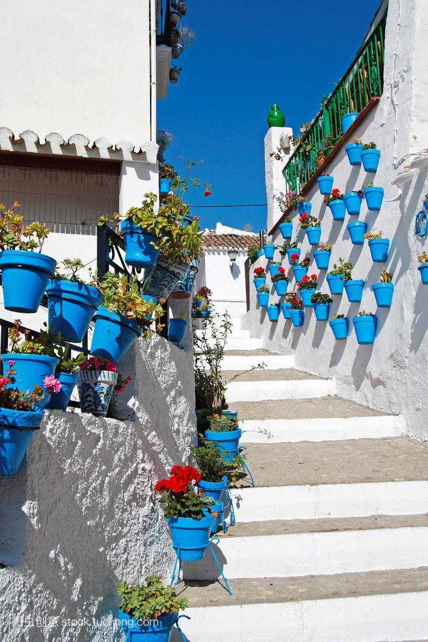 位于西班牙科尔多瓦省的iznajar村,蓝色的花盆