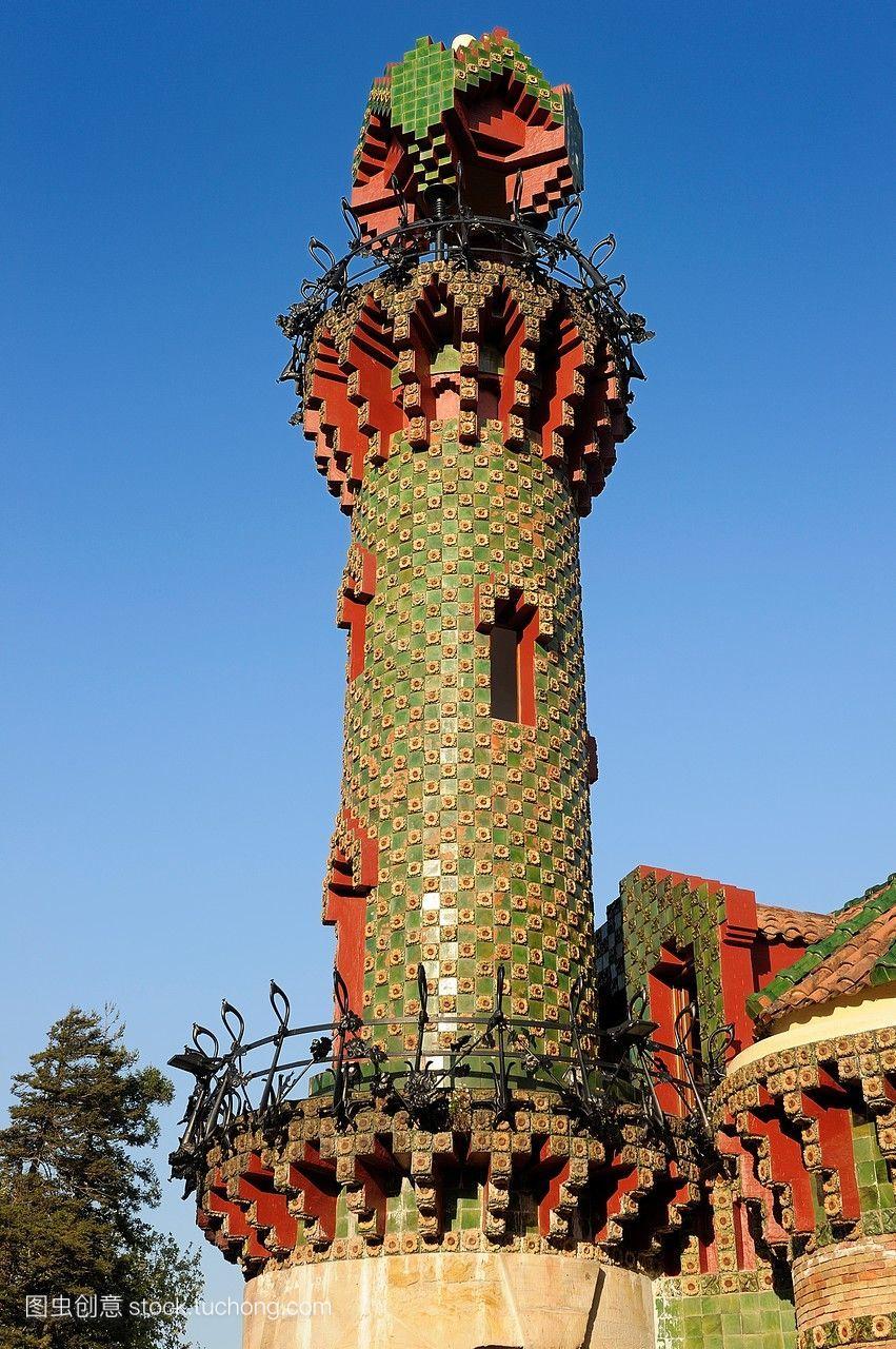 在西班牙cantabria的comillas镇，建筑师安东尼奥·高迪设计了他的真名casaelcapricho圆顶的细节，他的真名是villaquijano
