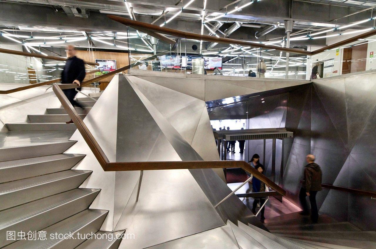 钢入口楼梯Caixa论坛画廊和展览中心由瑞士建