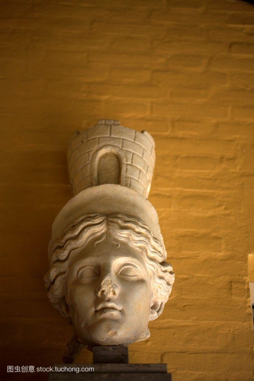 破产的希腊女神堤喀塔头上表示在古罗马的废墟