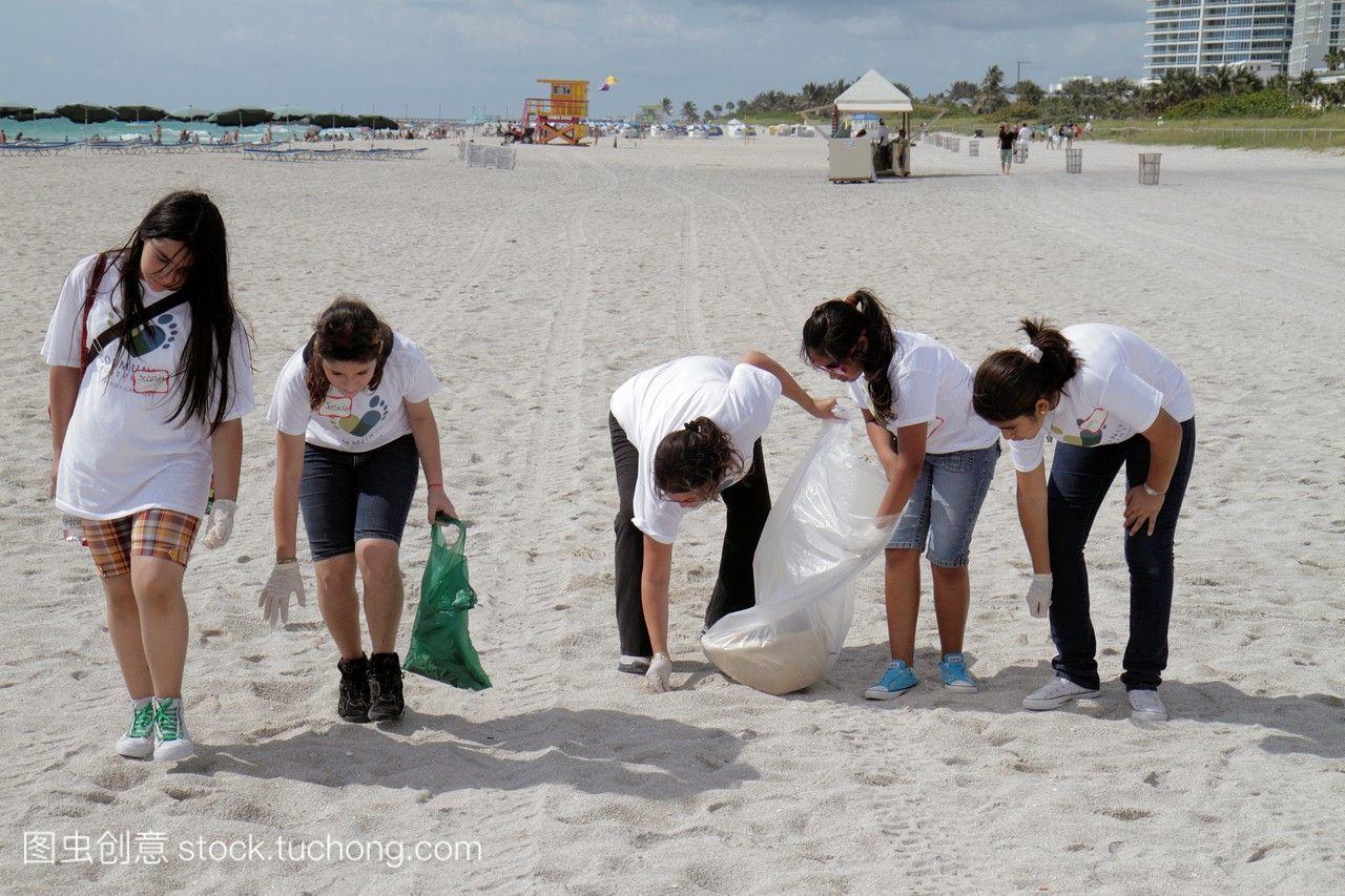 罗里达州迈阿密海滩手在迈阿密海滩清理垃圾垃