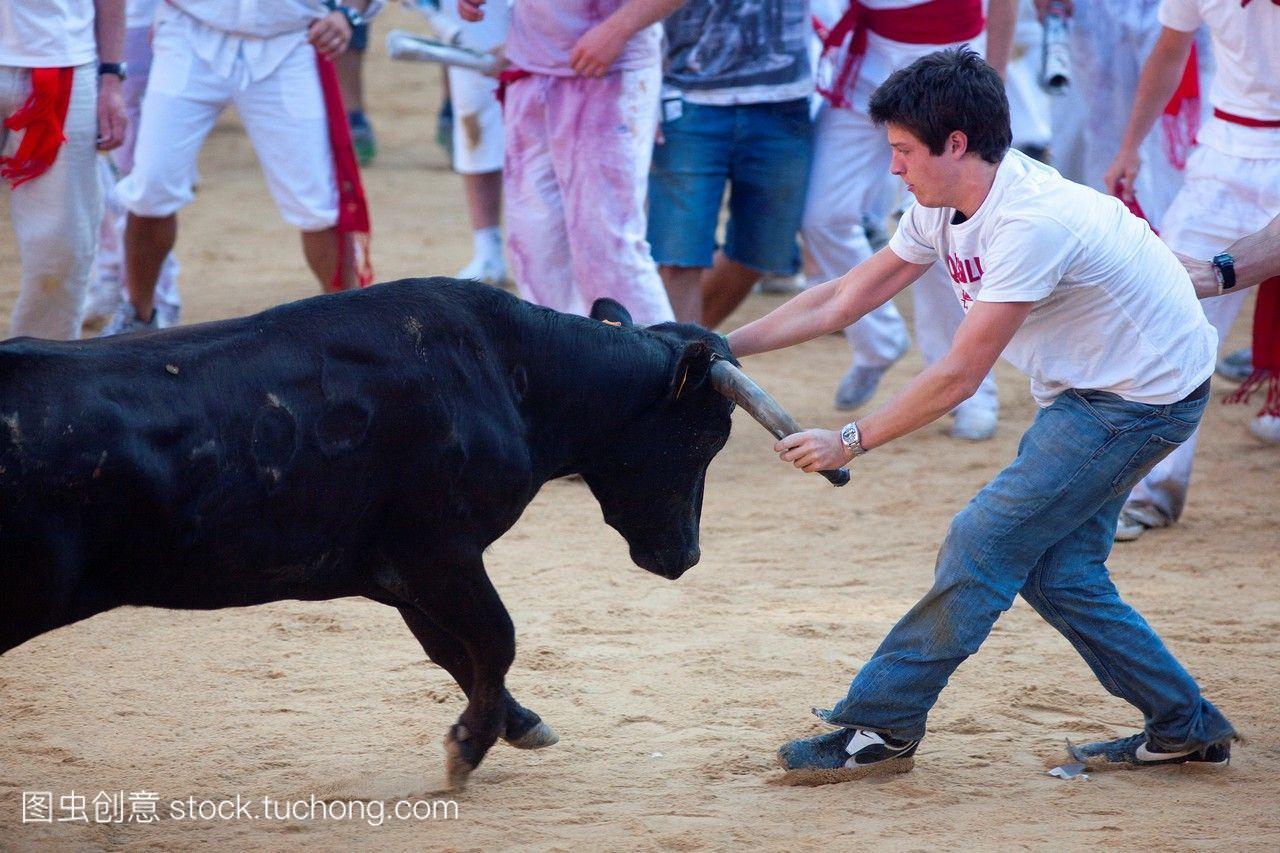 纳瓦拉西班牙潘普洛纳圣佛明节上还有奔牛斗牛