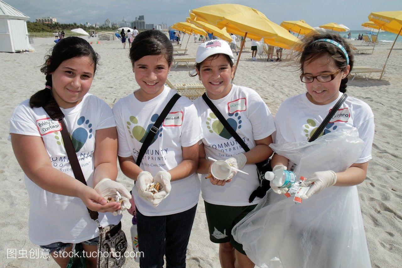 罗里达州迈阿密海滩手在迈阿密海滩清理垃圾垃