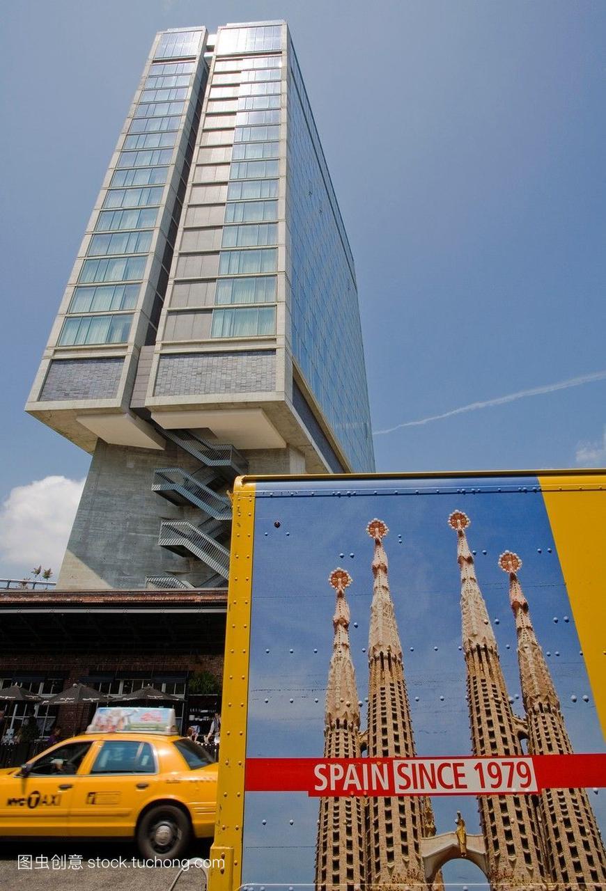 卡车广告圣家堂教堂,巴塞罗那,背景标准酒店高