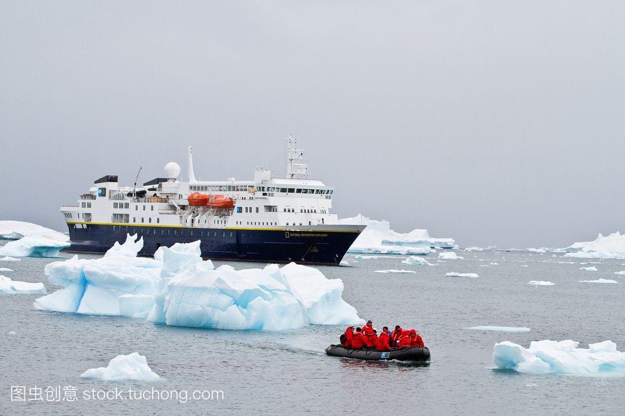 地区进行探险船国家地理探险家在南极洲探险。