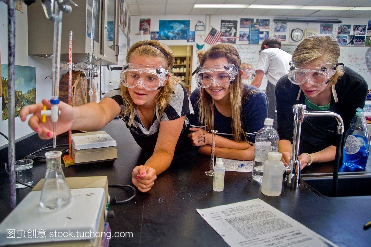 圣克莱门特高中化学的学生使用滴定法进行实验
