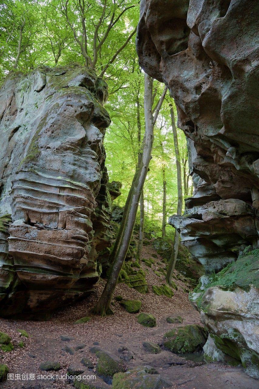德国卢森堡自然公园的岩石和森林