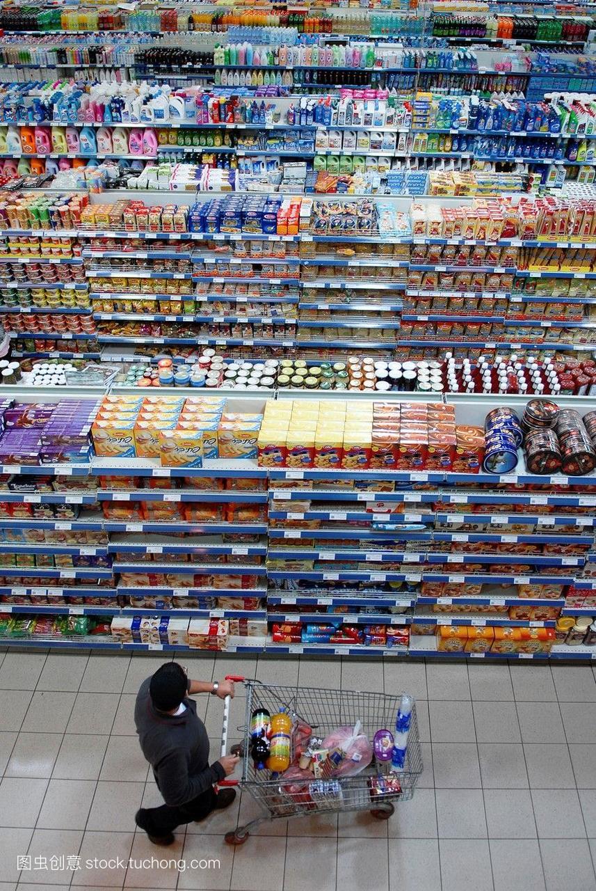 在以色列超市里看到购物者的高架