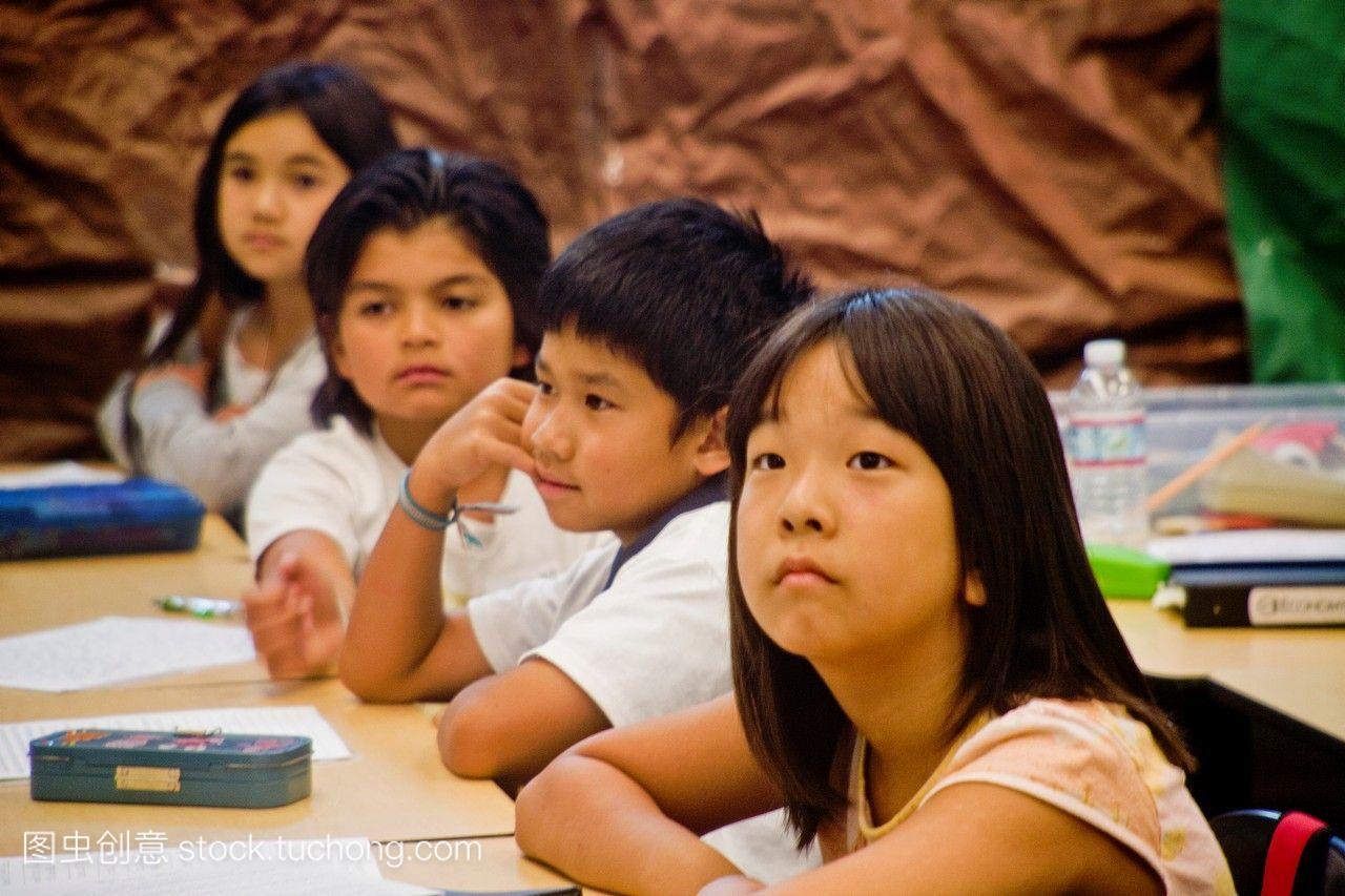 西班牙裔和亚裔美国儿童参加了加州大学欧文分