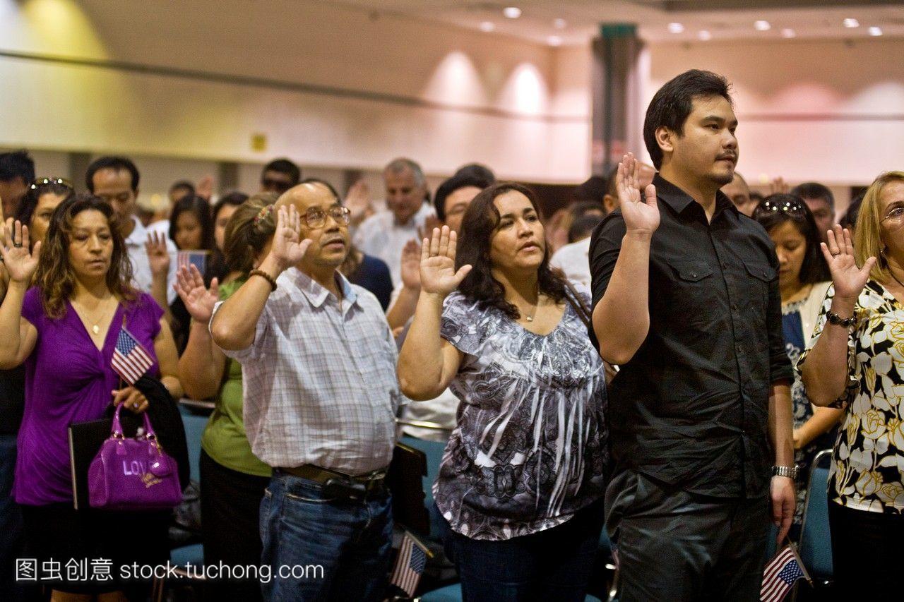 许多年龄和国籍的移民在洛杉矶宣誓成为美国公