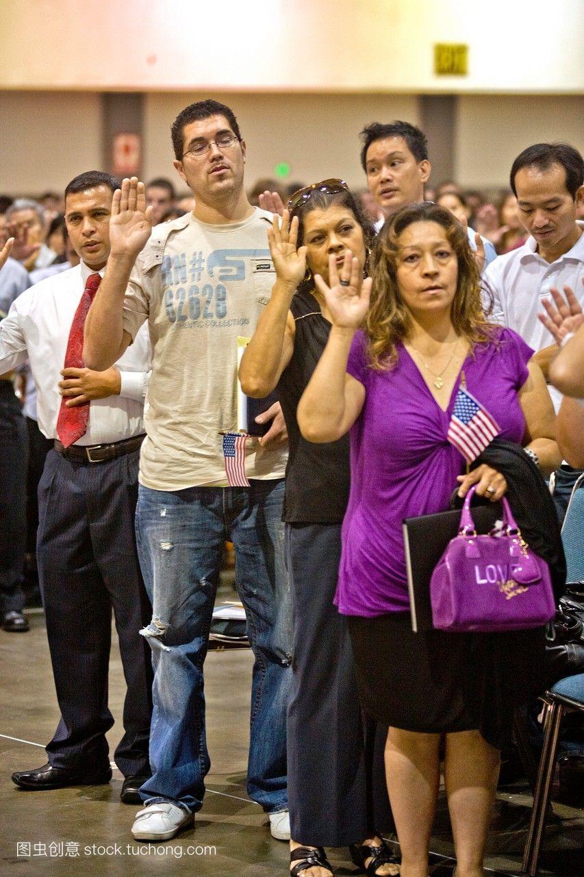 许多年龄和国籍的移民在洛杉矶宣誓成为美国公