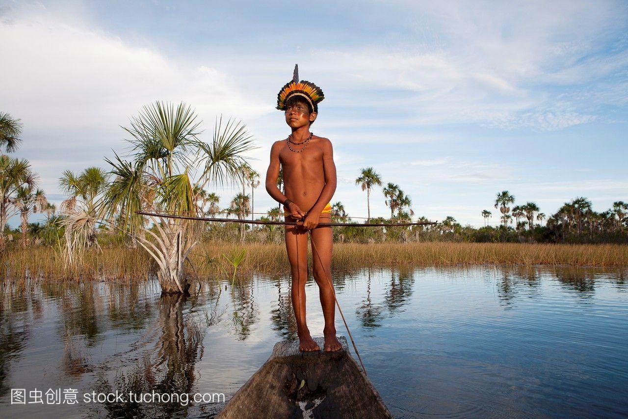 在巴西亚马逊河的兴努印第安人