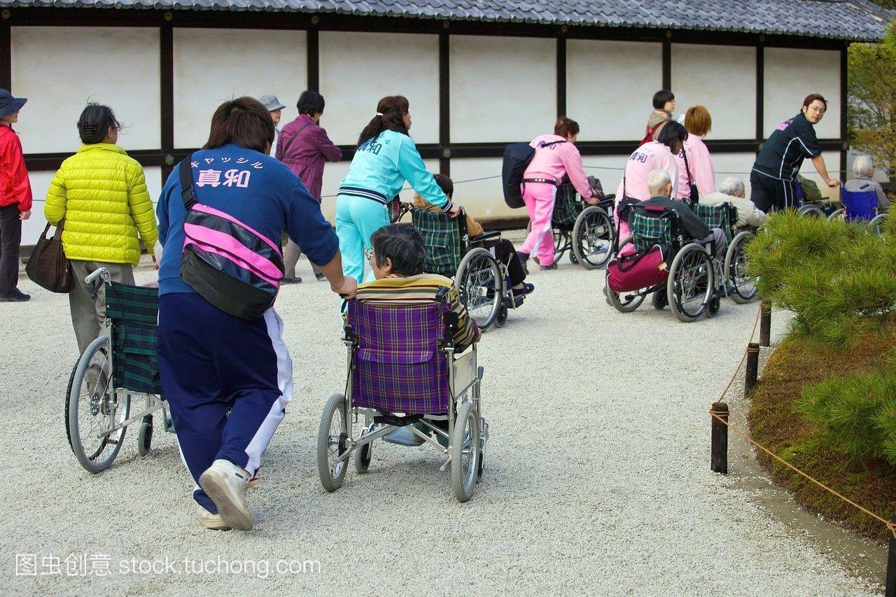 一群坐在轮椅上的日本老人在故宫附近表演。