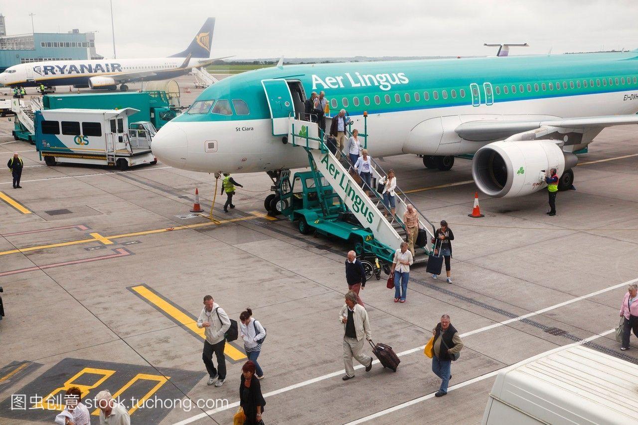 爱尔兰共和国科克机场的停机坪上,乘客们从ae