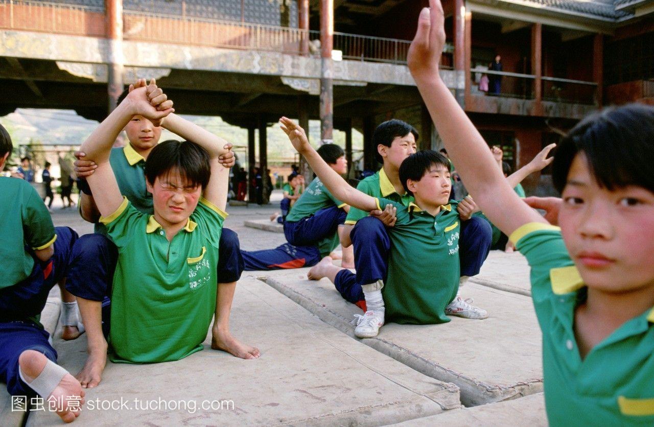 少林寺塔沟学院的孩子们是世界上最大的武术学