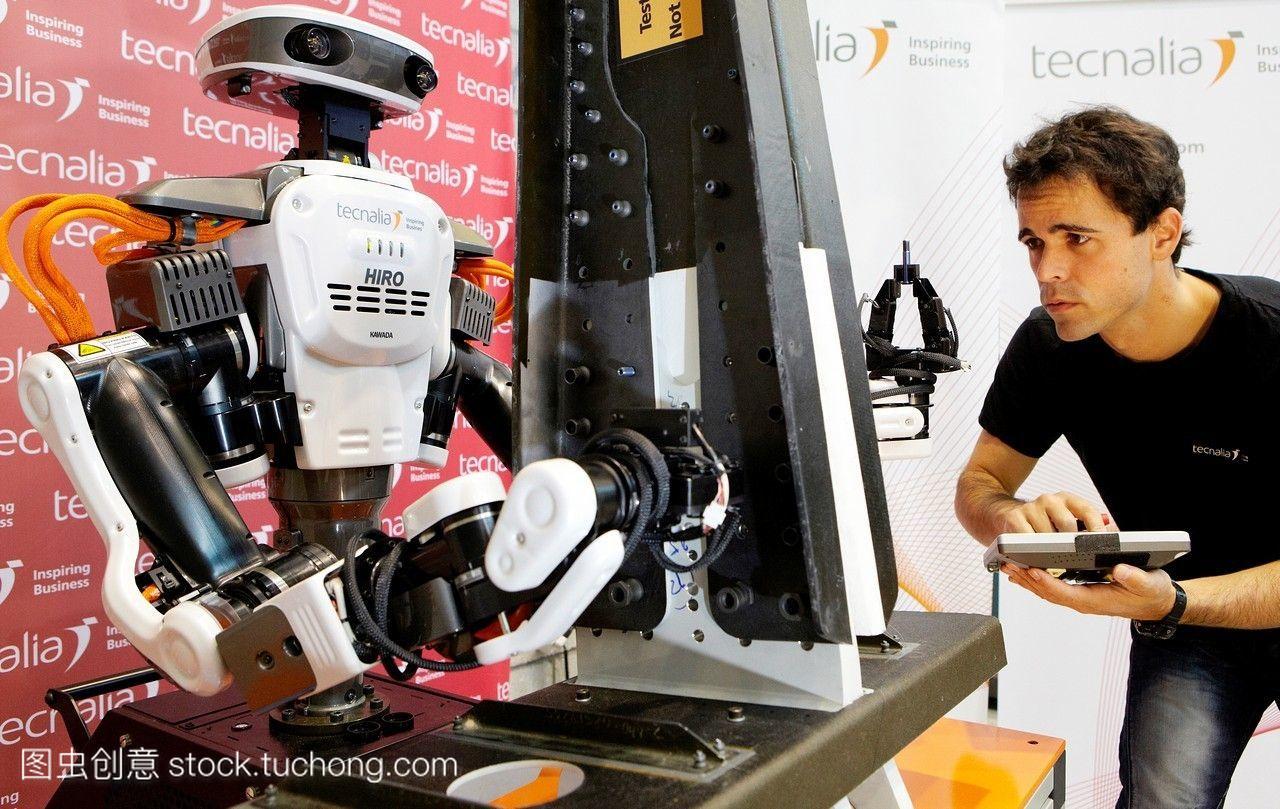 宏日本机器人仿人机器人和人一起工作工业机器