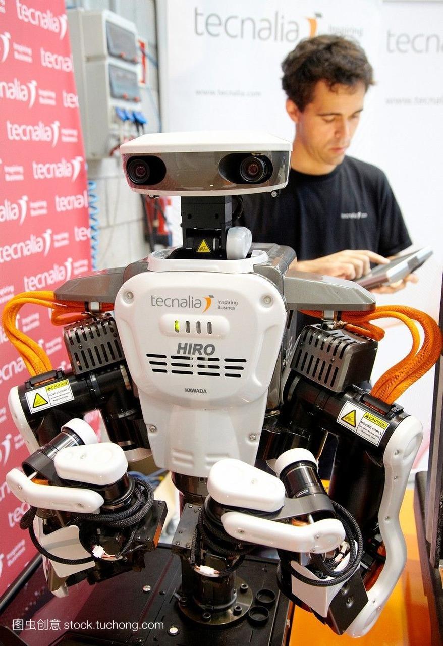 宏日本机器人仿人机器人和人一起工作工业机器