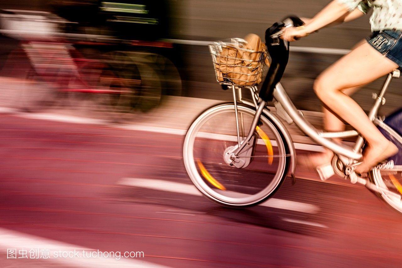 在西班牙瓦伦西亚的自行车道上骑自行车。