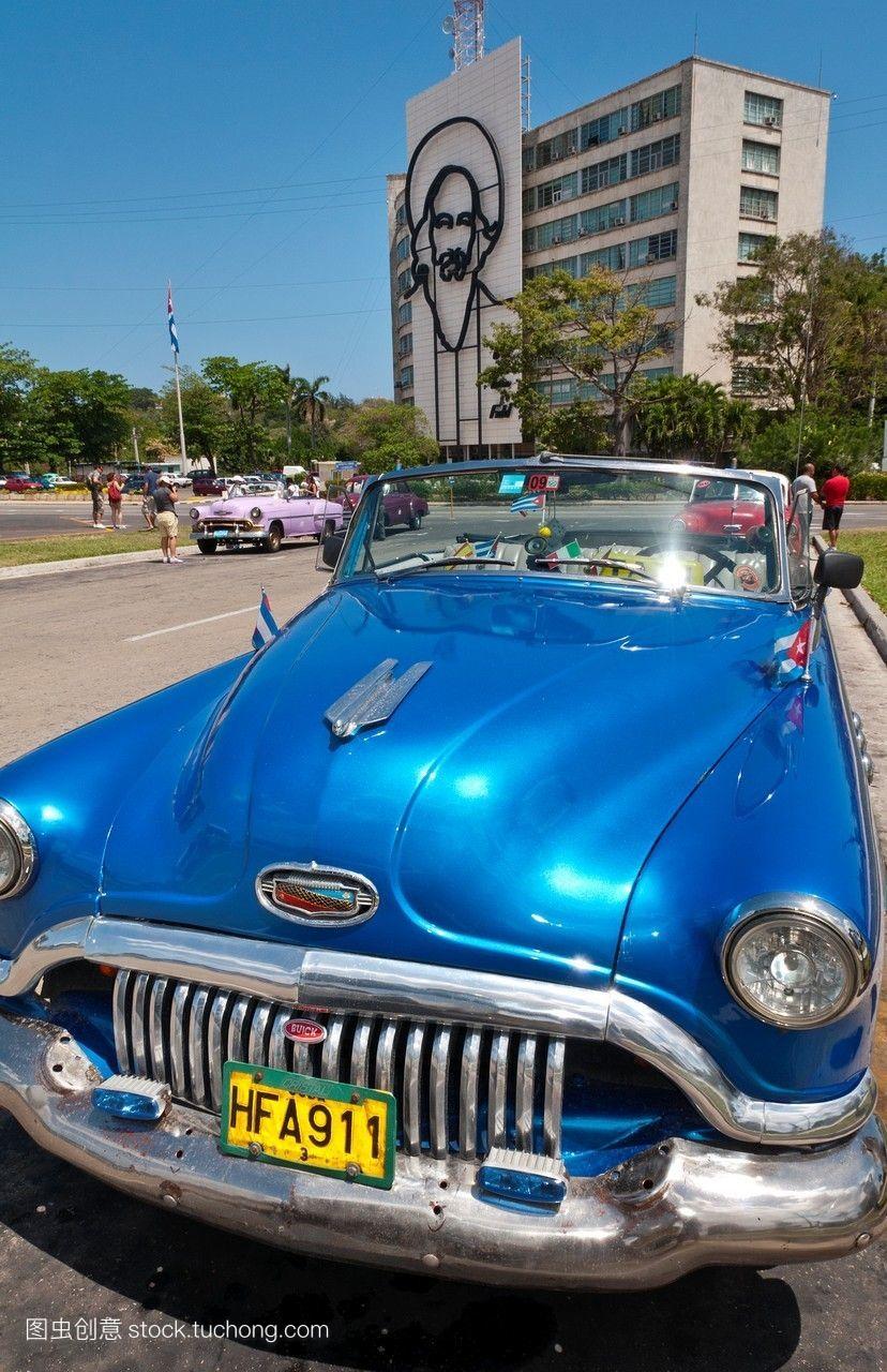 哈瓦那哈班纳古巴老旧的经典美国车在革命广场