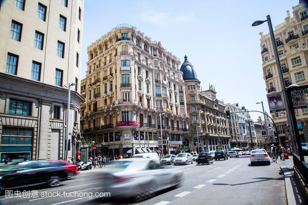格兰通过主要购物街在马德里。