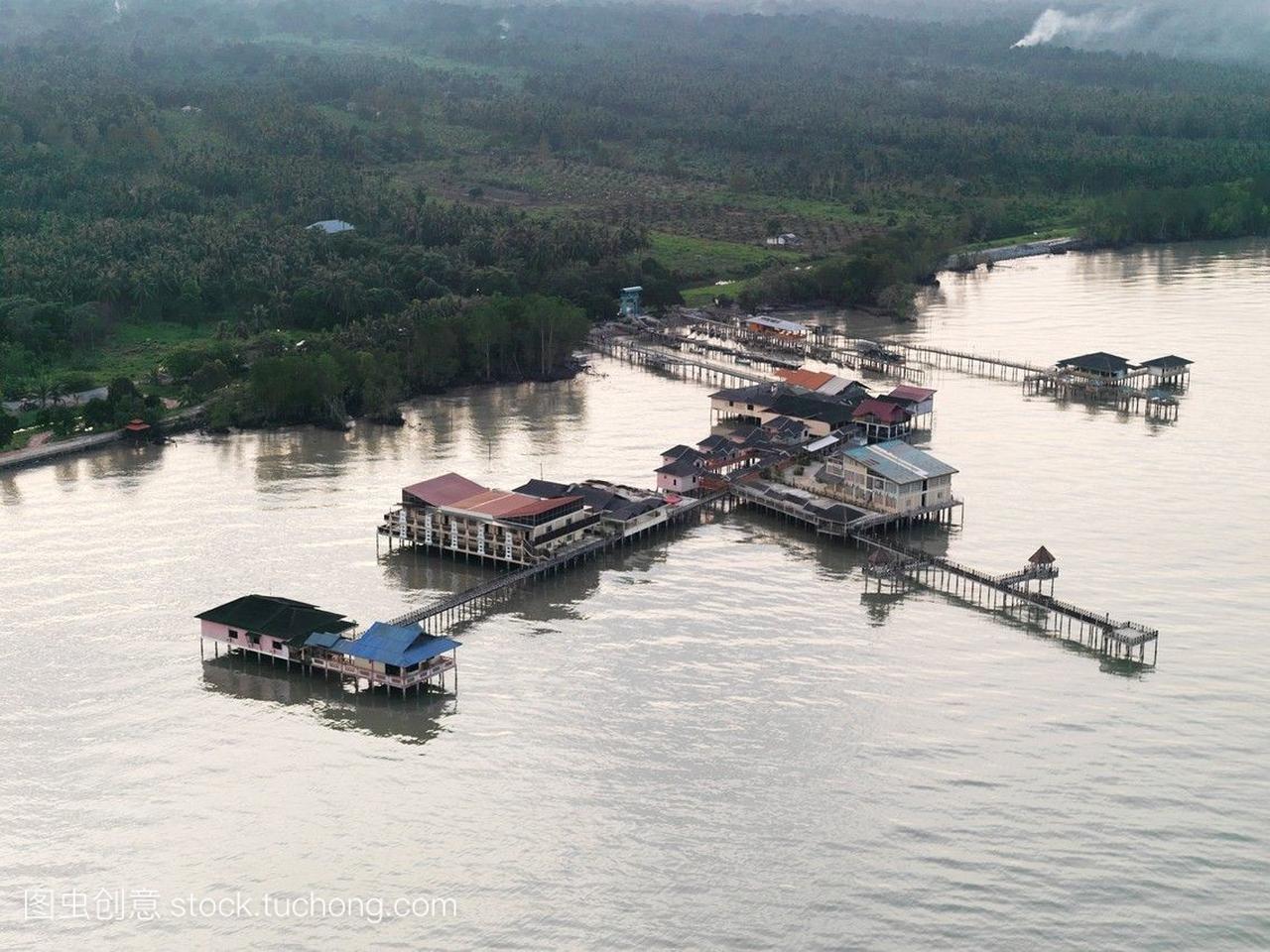 马来西亚的住宅和企业在水中蔓延