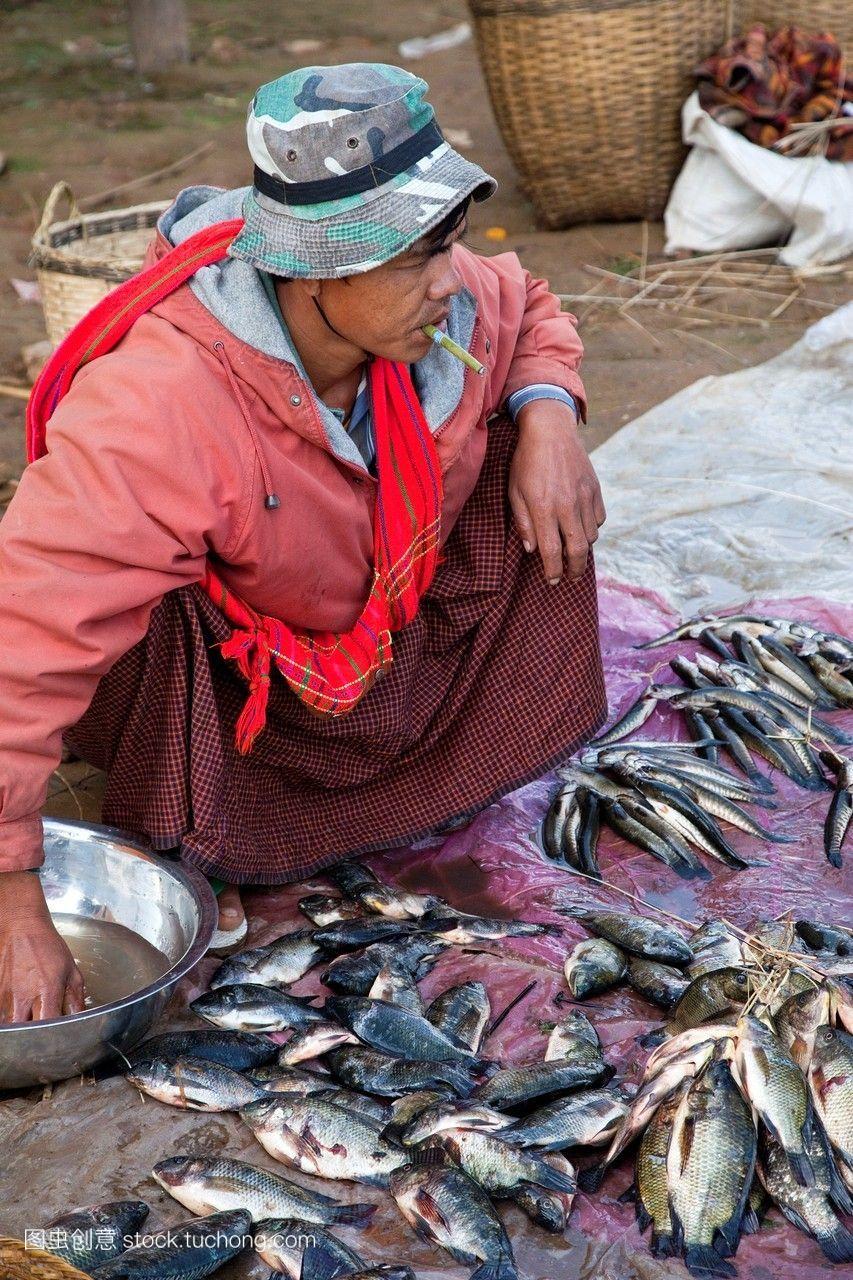 缅甸,缅甸人卖鱼在当地市场,inlelake,掸邦