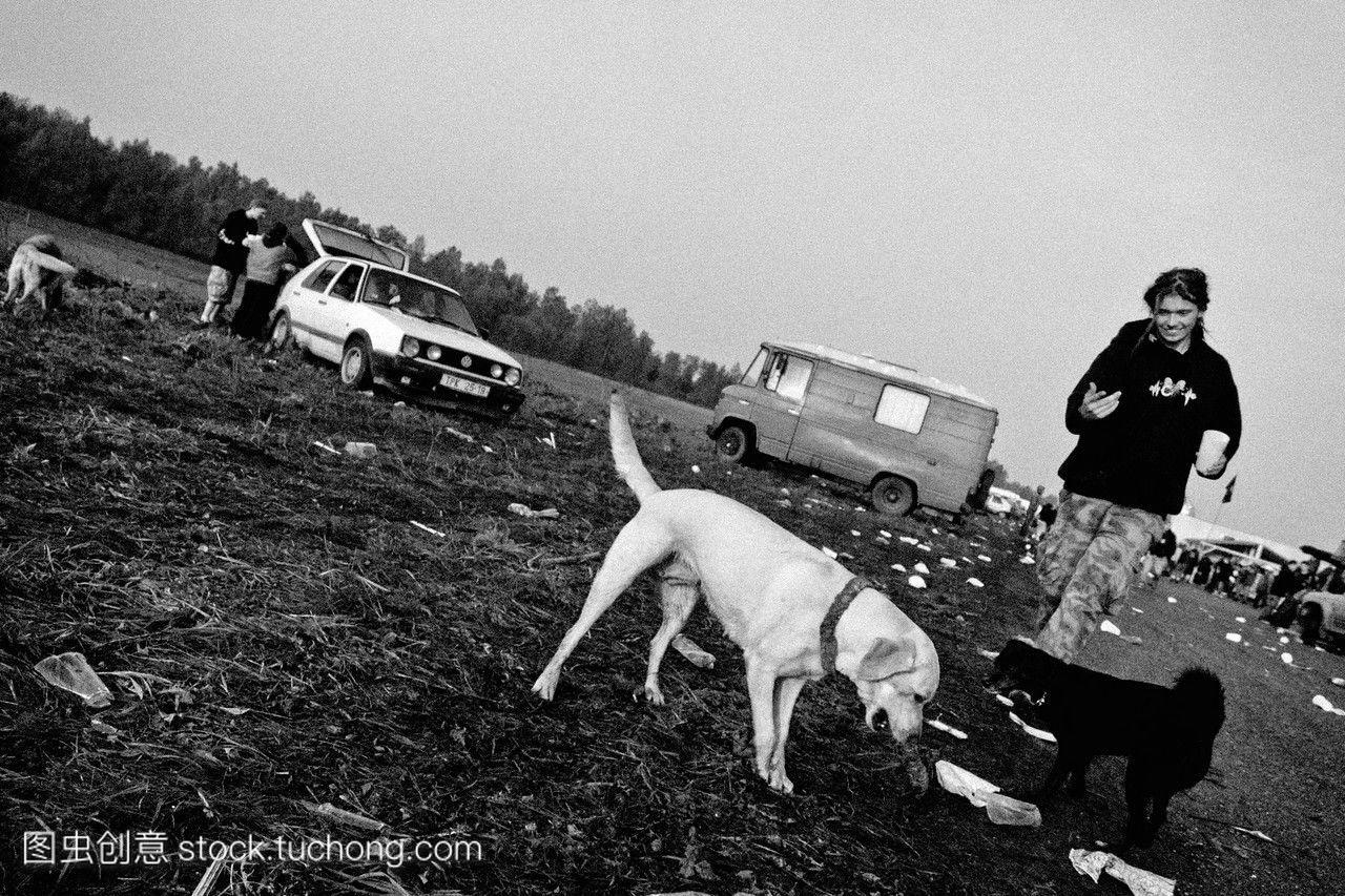 一个小男孩在捷克免费的tekno节玩狗