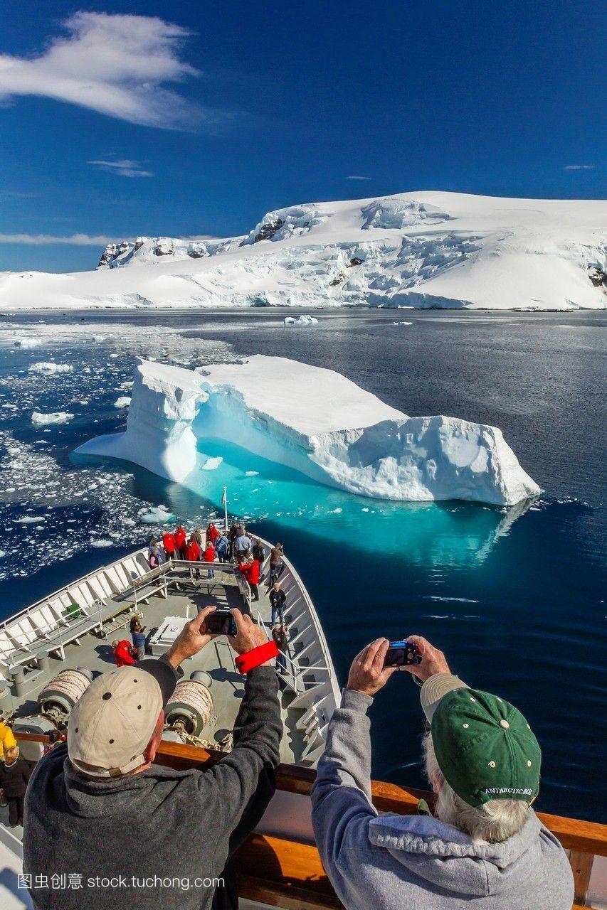 在南极洲的米克尔森港探险的林德布拉德远征船