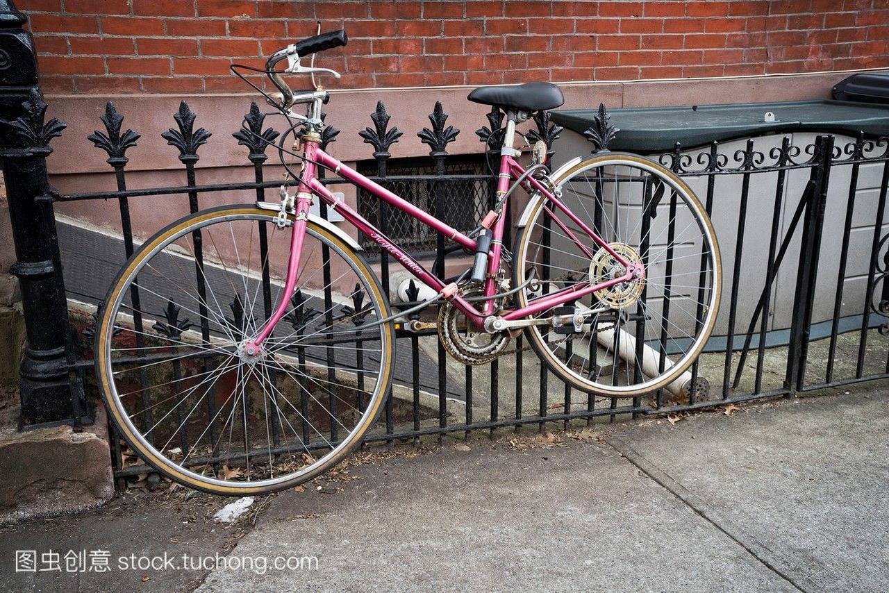 自行车安全栅栏抬离地面。纽约的布鲁克林区。
