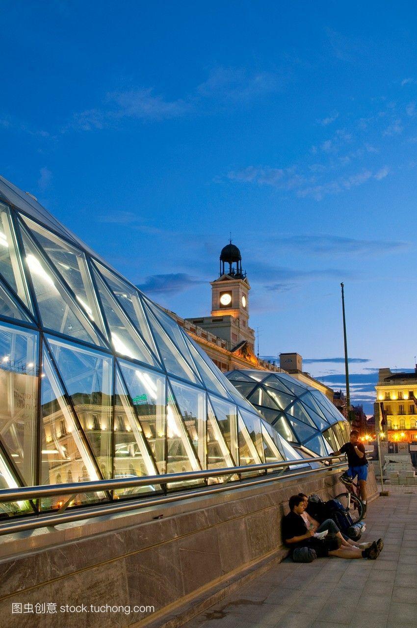 新建车站和钟楼,夜景。门马德里西班牙。