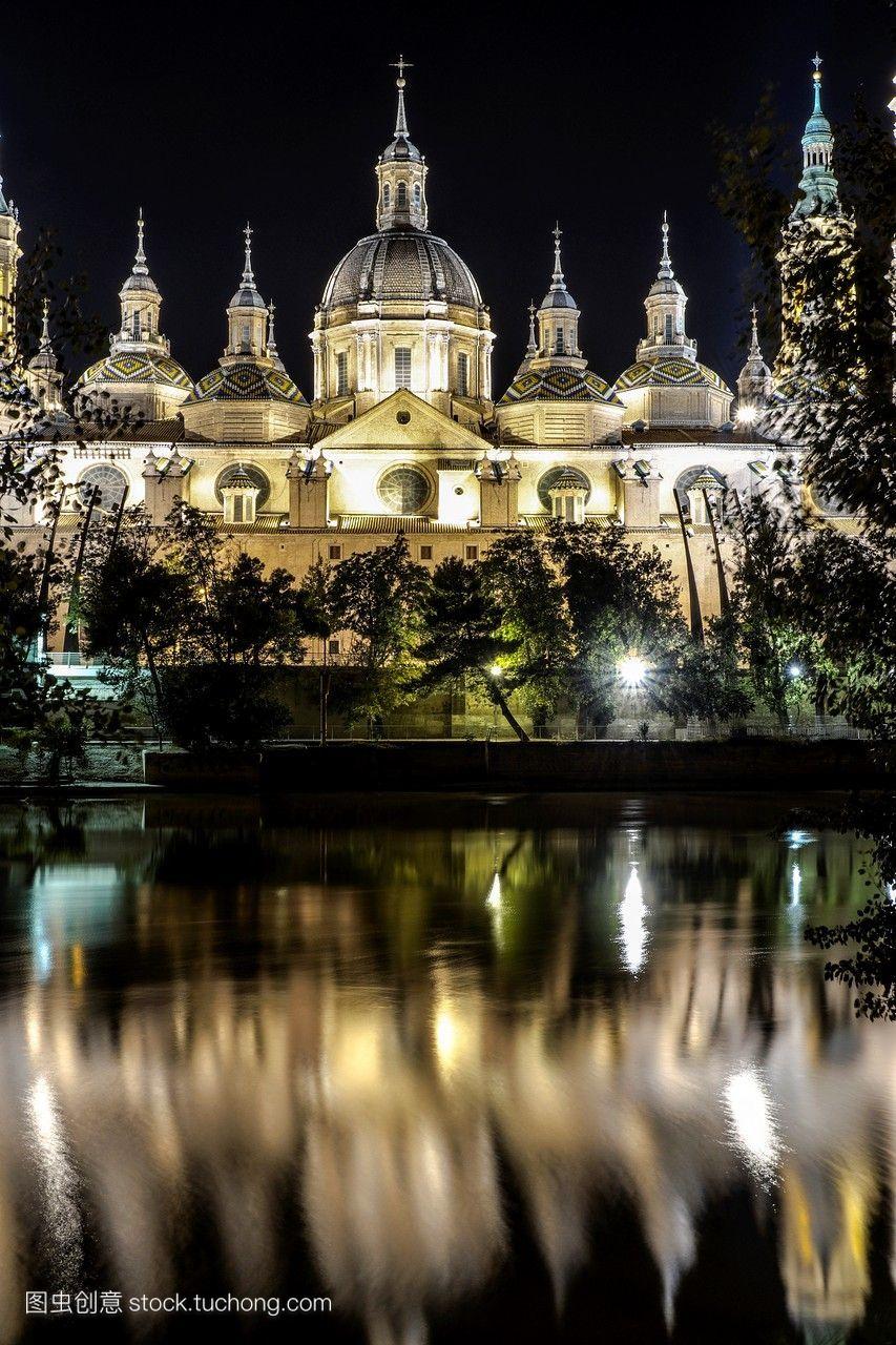 夜晚的萨拉戈萨的皮拉尔大教堂
