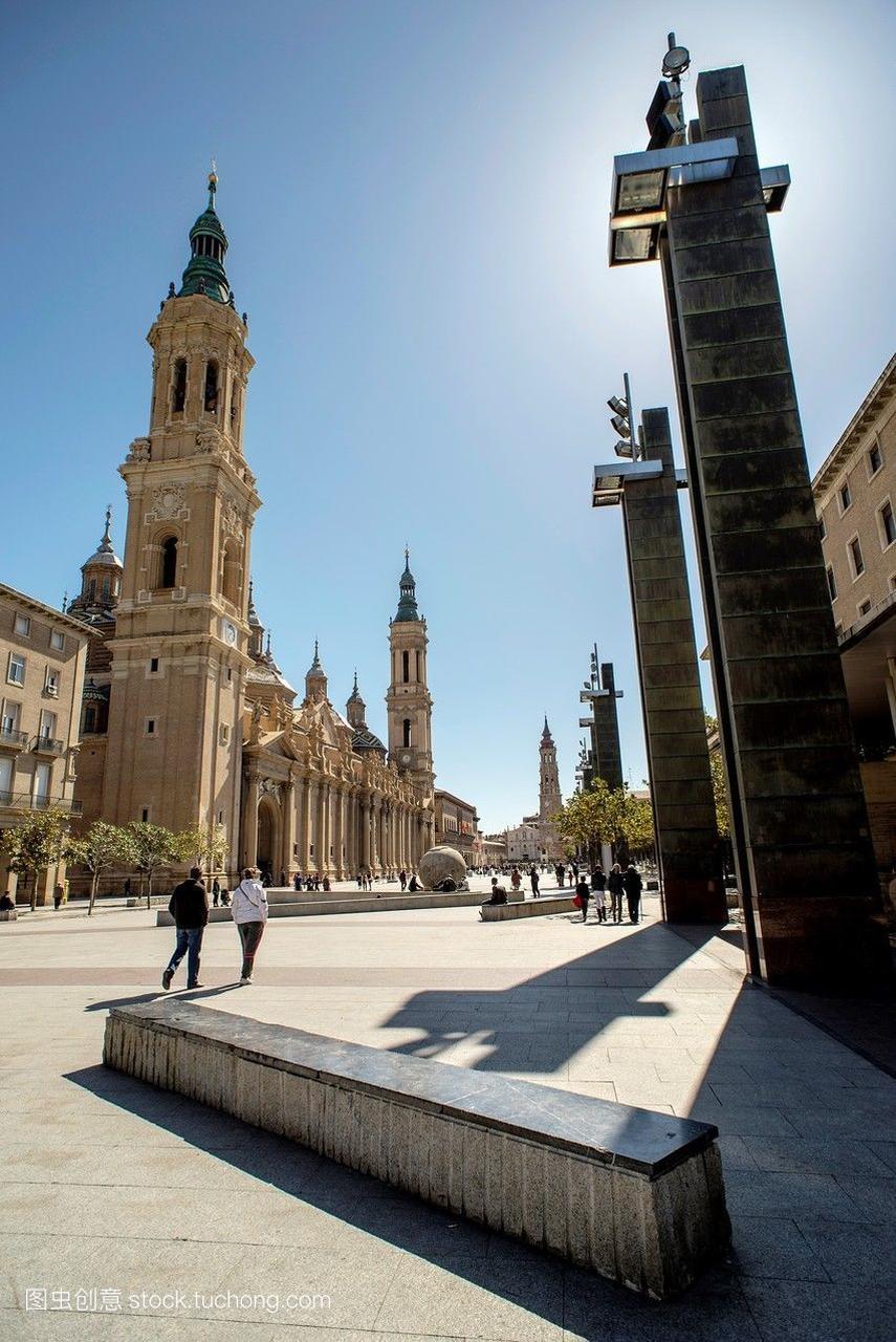 西班牙萨拉戈萨的皮拉尔广场。