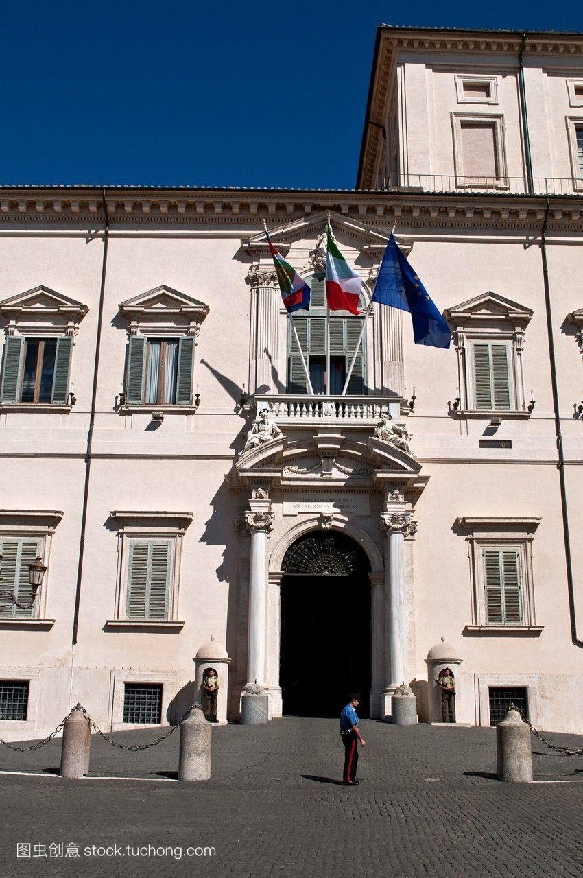 在奎里纳尔宫前,意大利罗马总统的官邸。