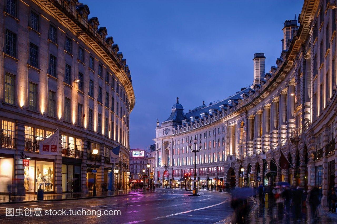 在《暮光之城》中，摄政街regentstreet在伦敦的皮卡迪利广场piccadilly。