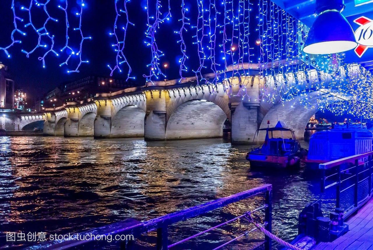 法国巴黎,夜晚的塞纳河,圣诞节装饰。