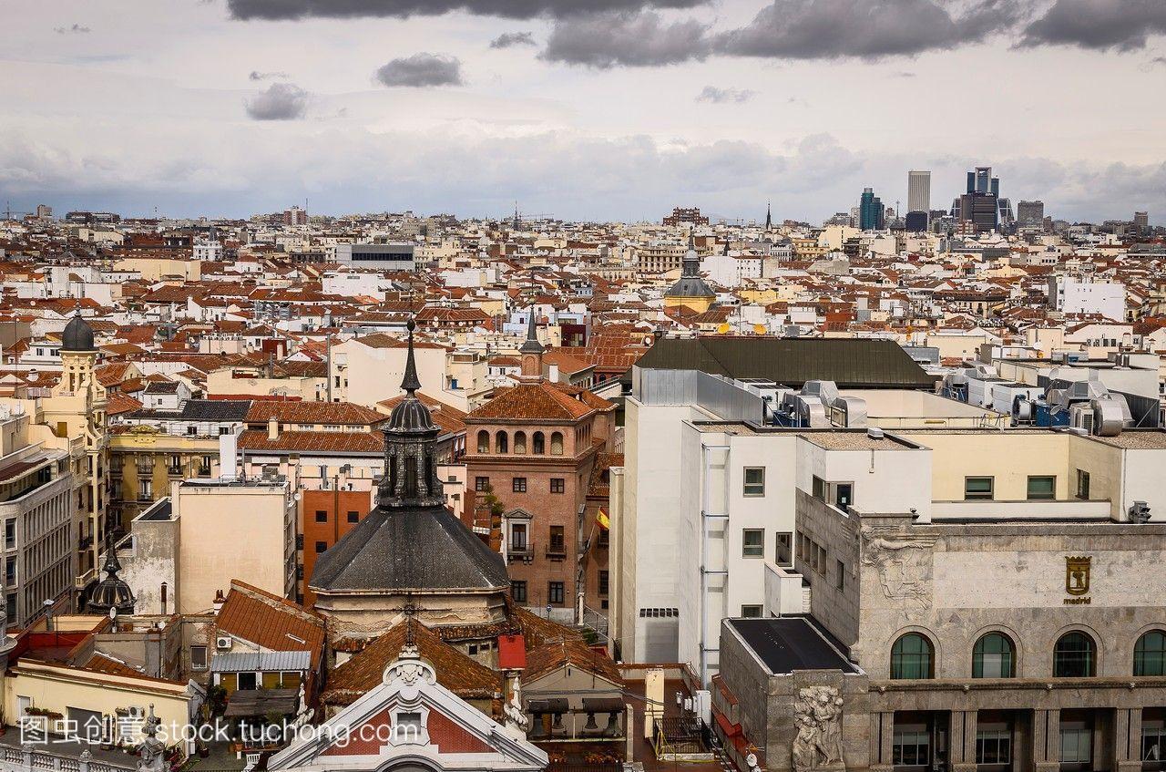 西班牙马德里老城的屋顶景观。